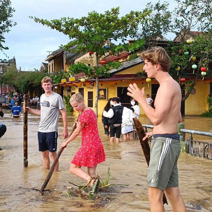 Du khách nước ngoài giúp đỡ bà con Hội An dọn dẹp sau bão