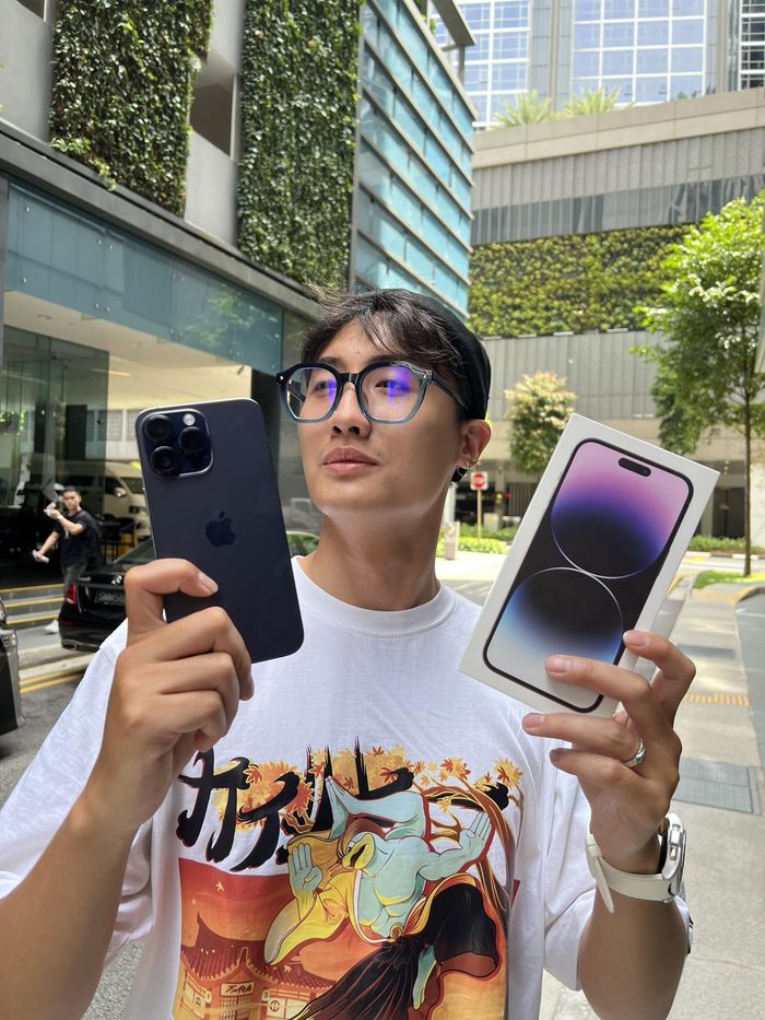 Những người Việt đầu tiên sở hữu Iphone 14 trong ngày mở bán