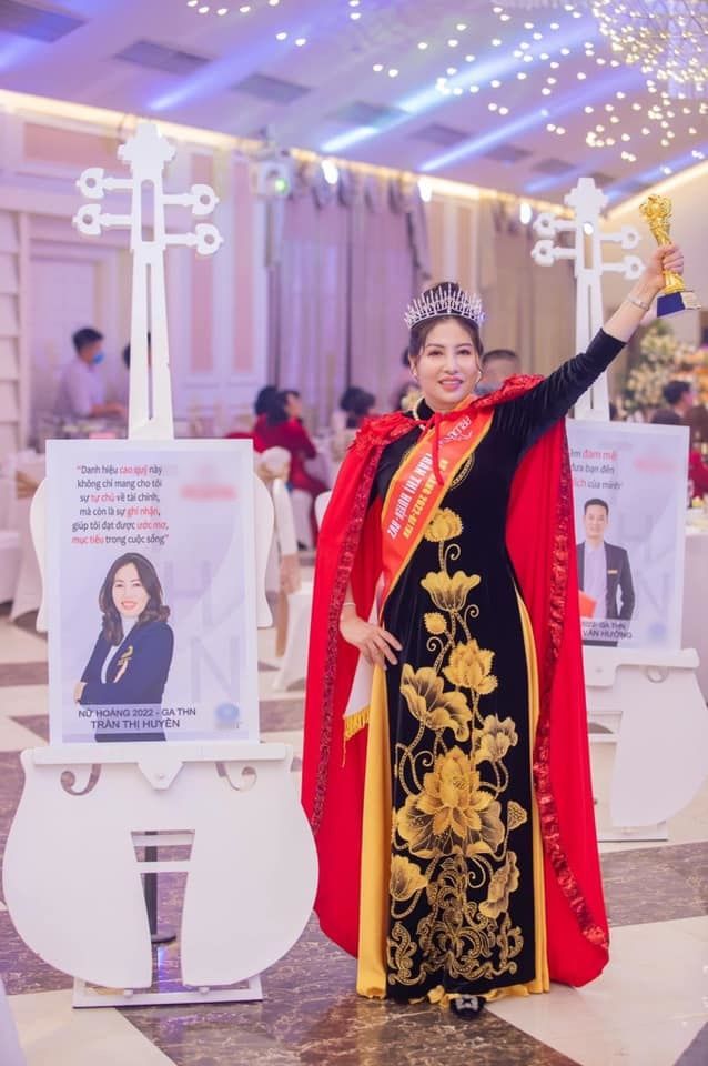 Nối bước con gái, mẹ Phạm Hương đăng quang Hoa hậu ở tuổi U60