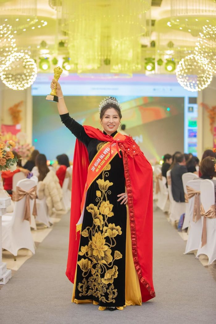 Nối bước con gái, mẹ Phạm Hương đăng quang Hoa hậu ở tuổi U60