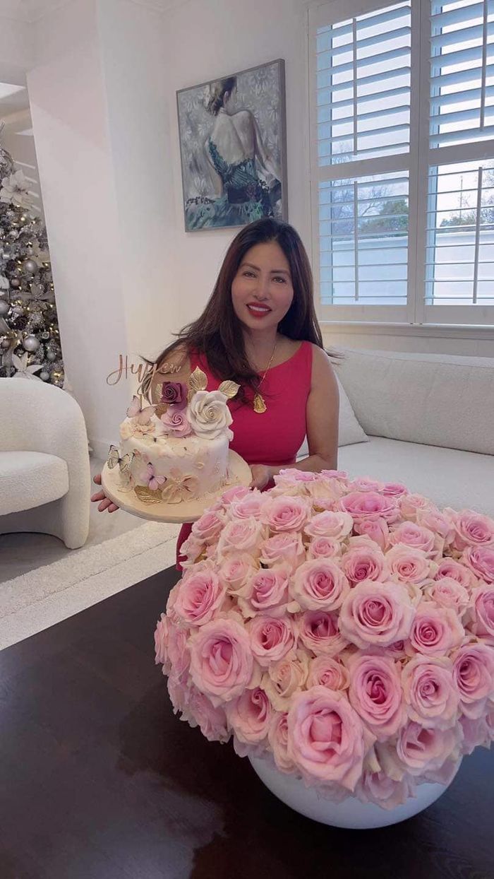 Nối bước con gái, mẹ Phạm Hương đăng quang Hoa hậu ở tuổi U60