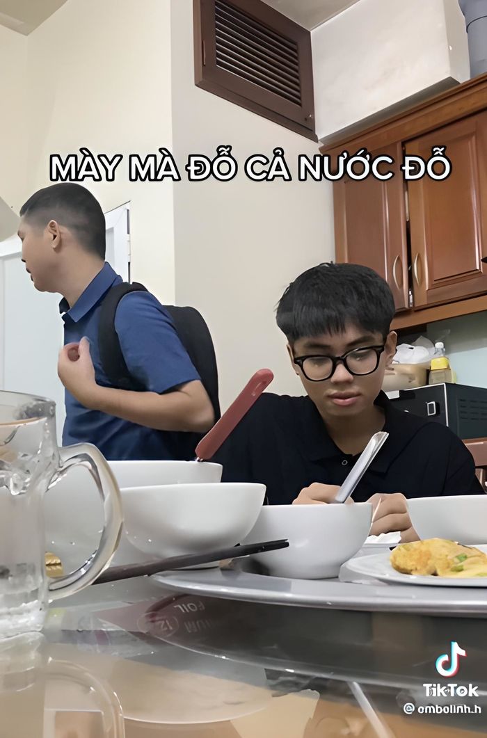 Ông bố vừa khóc vừa cười khi con trai khoe giấy báo đậu đại học