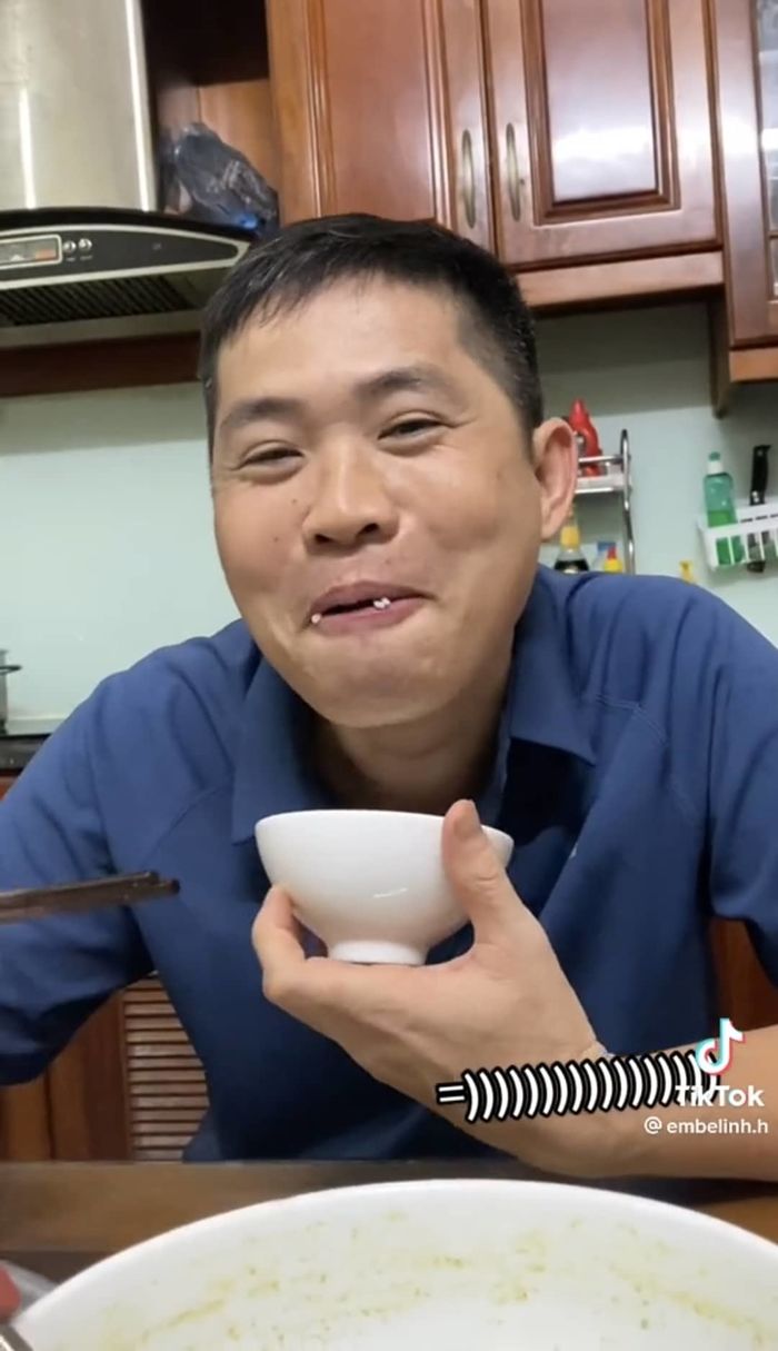 Ông bố vừa khóc vừa cười khi con trai khoe giấy báo đậu đại học