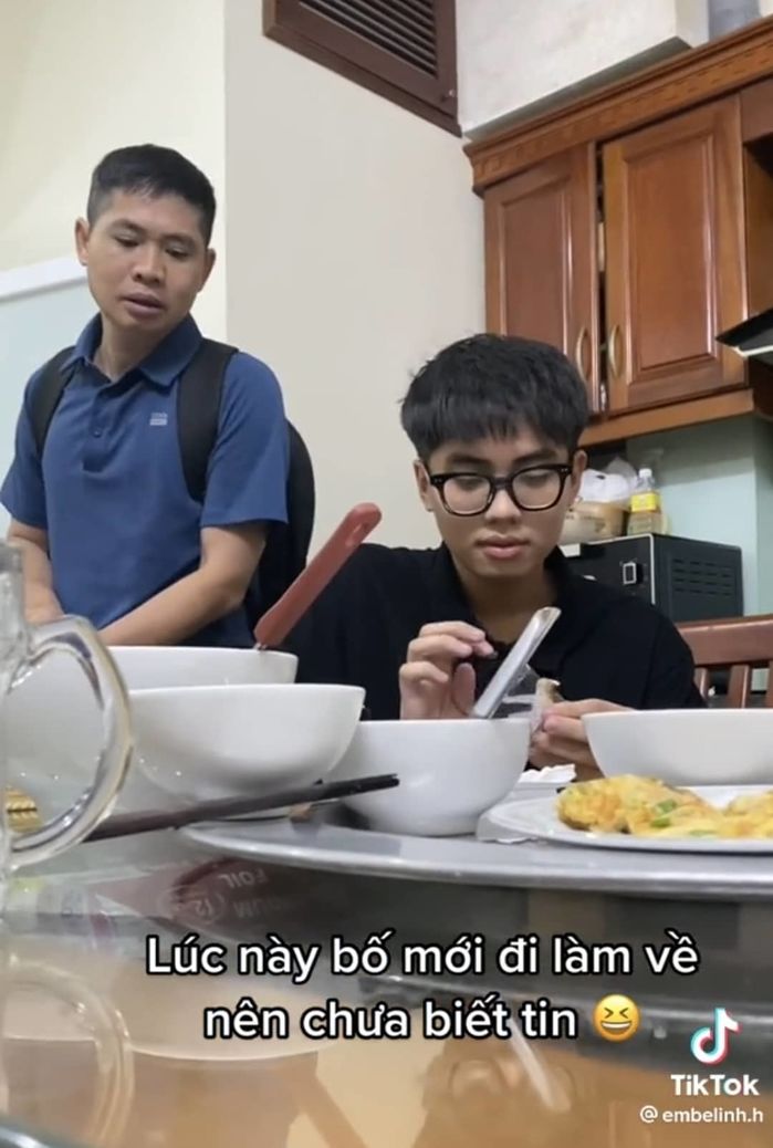 Ông bố vừa khóc vừa cười khi con trai khoe giấy báo đậu đại học