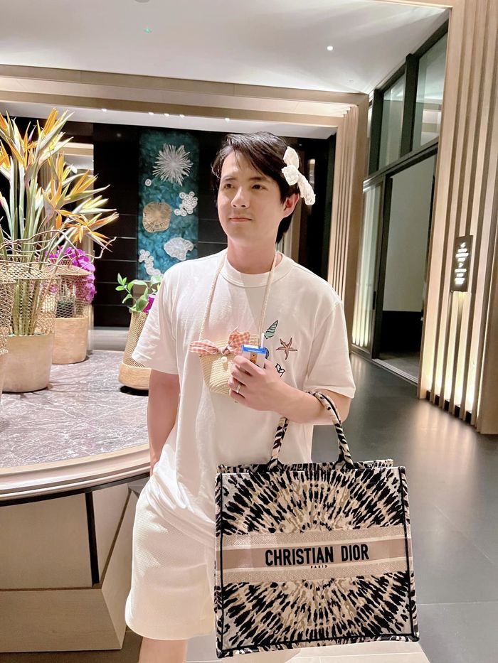 Ông Cao Thắng chăm con hết mình, gục ngã khi tháp tùng Đông Nhi