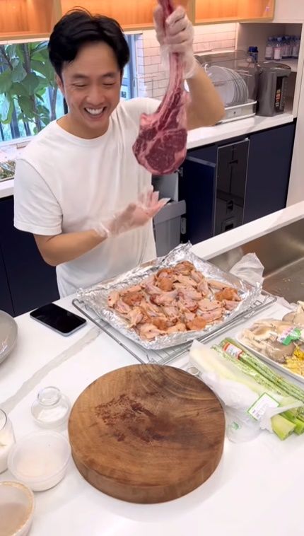 Ông chồng đảm đang, mê nấu ăn nhất: Cường Đô La, Kim Lý như đầu bếp
