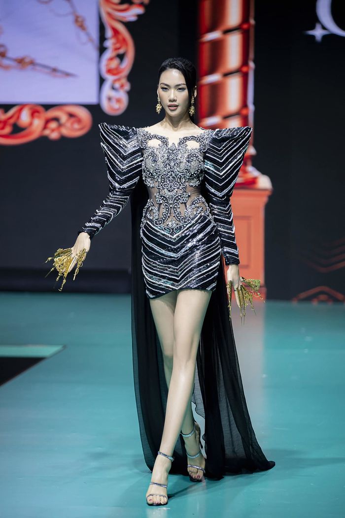 Phần thi áo tắm của Bùi Quỳnh Hoa ở Siêu mẫu quốc tế 2022