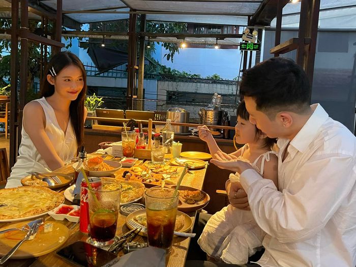 Phí Ngọc Hưng lần đầu khoe ảnh cùng Mỹ Nhân Duyên Kiếp và ái nữ
