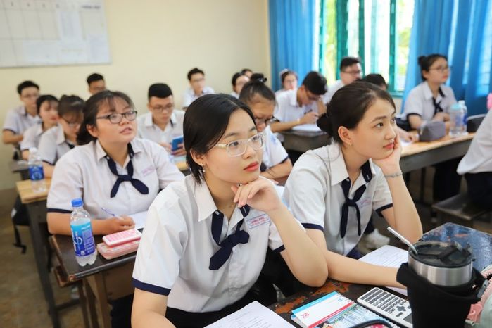 Phụ huynh nặng vai vì học phí: Hà Nội có nơi tăng gấp đôi