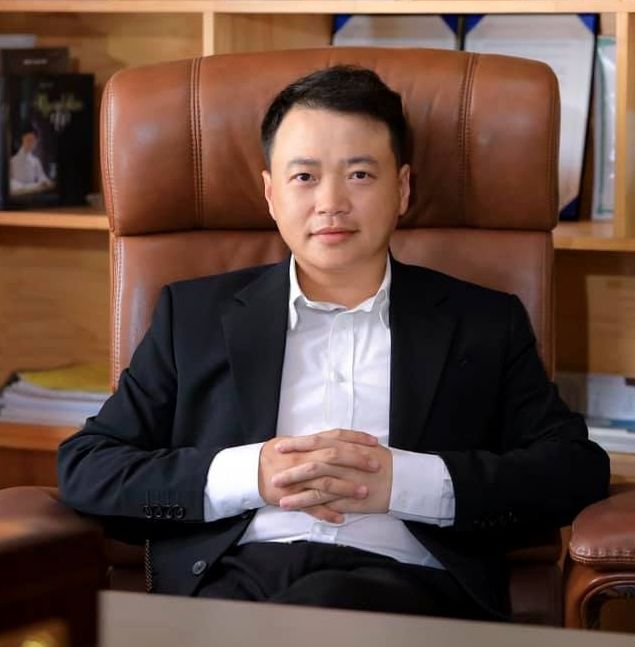 Phương Oanh được Shark Bình chăm sóc, tháp tùng mọi sự kiện