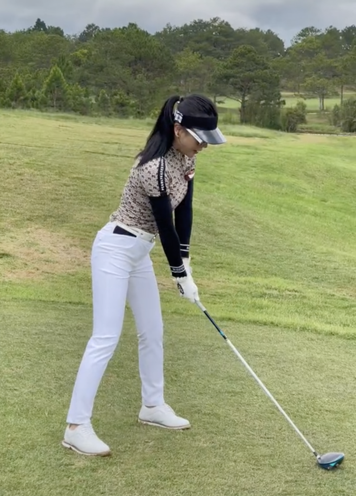 Phương Oanh thư thả cùng Shark Bình trên sân golf sau công khai hẹn hò