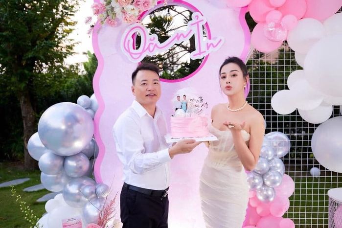 Bỏ ngoài tai ồn ào, Phương Oanh hạnh phúc khoe công việc thuận lợi