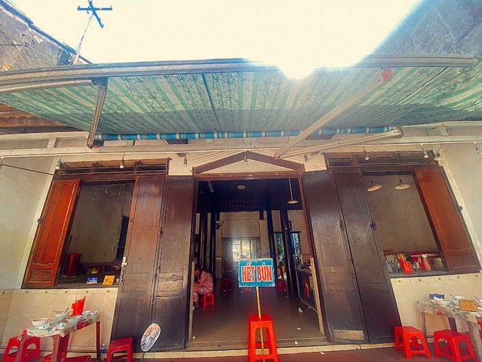 Quán bún bò lạ lùng ở xứ Huế: Tự phục vụ, ăn bao nhiêu cứ lấy