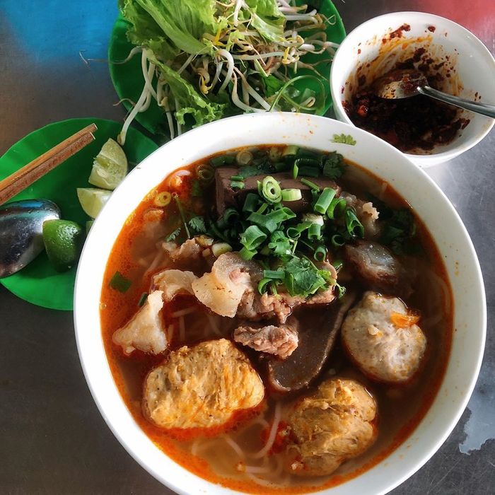 Quán bún bò lạ lùng ở xứ Huế: Tự phục vụ, ăn bao nhiêu cứ lấy