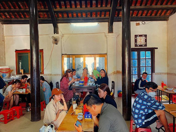 Quán bún bò lạ lùng ở xứ Huế: Tự phục vụ, ăn bao nhiêu cứ lấy