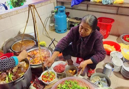 Quán bún bò lạ lùng ở xứ Huế: Tự phục vụ, ăn bao nhiêu cứ lấy