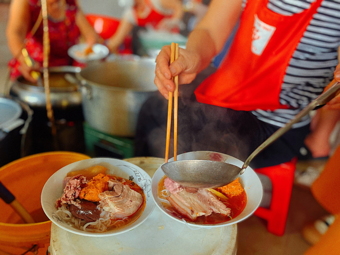 Quán bún bò lạ lùng ở xứ Huế: Tự phục vụ, ăn bao nhiêu cứ lấy