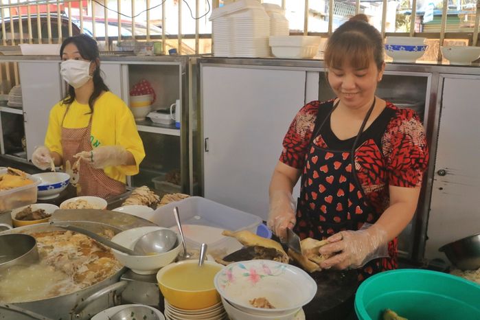 Quán miến gà tồn tại gần nửa thế kỷ ở Sài Gòn: Đi lên từ xe lề đường