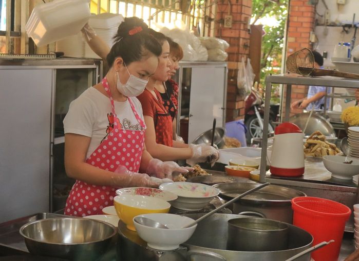 Quán miến gà tồn tại gần nửa thế kỷ ở Sài Gòn: Đi lên từ xe lề đường