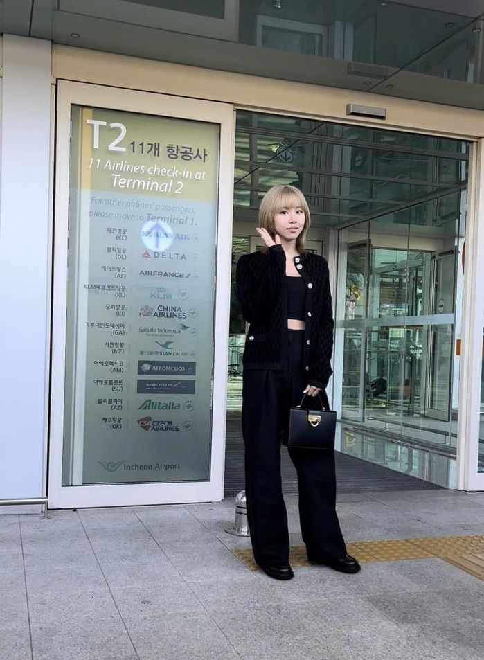 Sao Hàn diện toàn đồ đen trên đường sang Milan Fashion Week