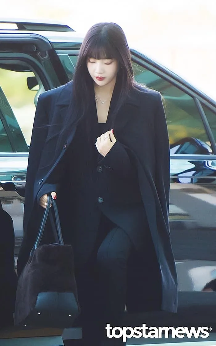 Sao Hàn diện toàn đồ đen trên đường sang Milan Fashion Week