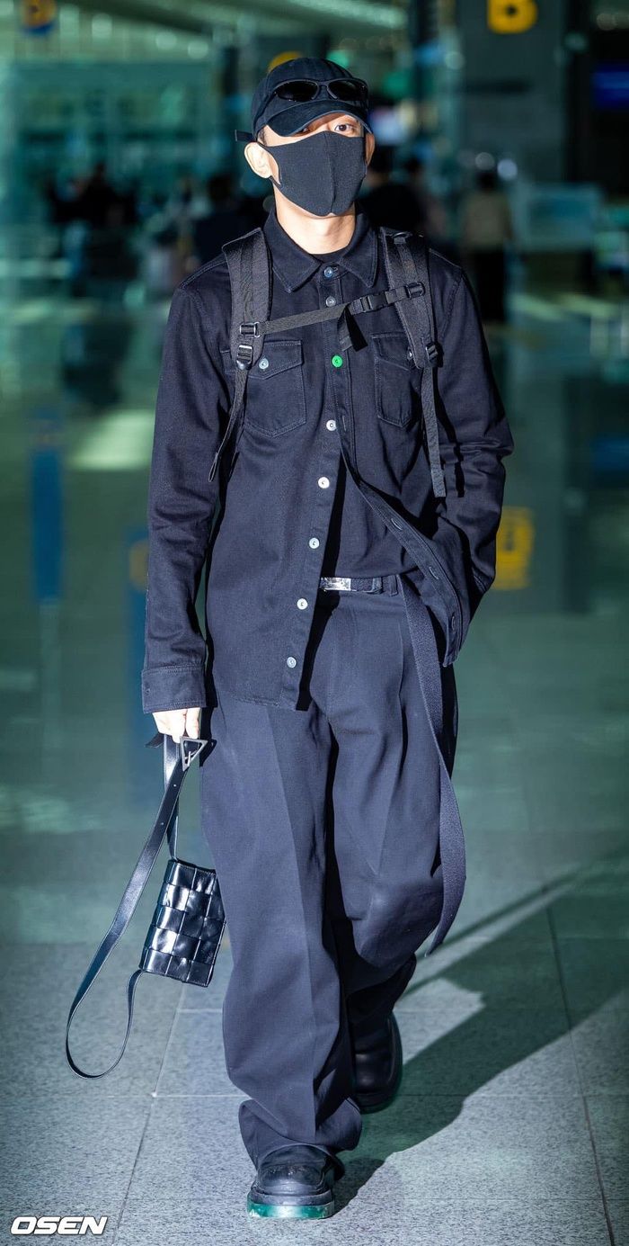 Sao Hàn diện toàn đồ đen trên đường sang Milan Fashion Week