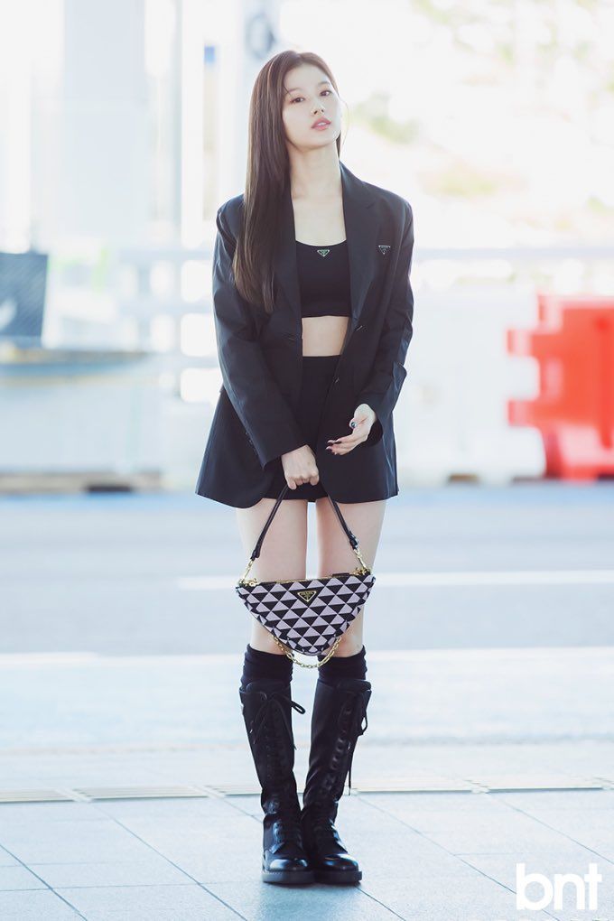 Sao Hàn diện toàn đồ đen trên đường sang Milan Fashion Week