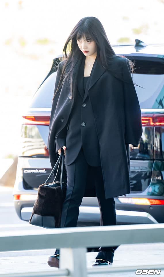 Sao Hàn diện toàn đồ đen trên đường sang Milan Fashion Week