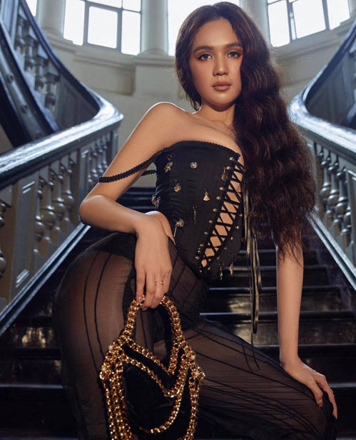 Sao mặc đồ lộ nội y: Stylist cho Mai Phương diện đồ kém thanh lịch