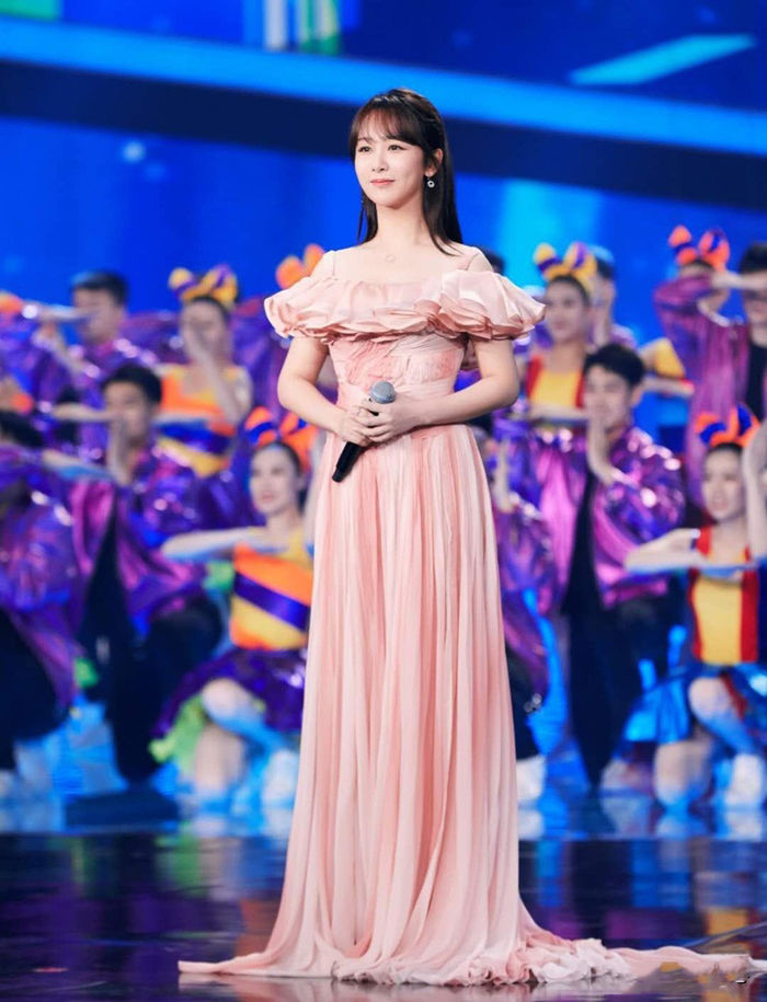 Sao ngoại mê thiết kế gốc Việt: Nhiệt Ba xinh đẹp y như công chúa