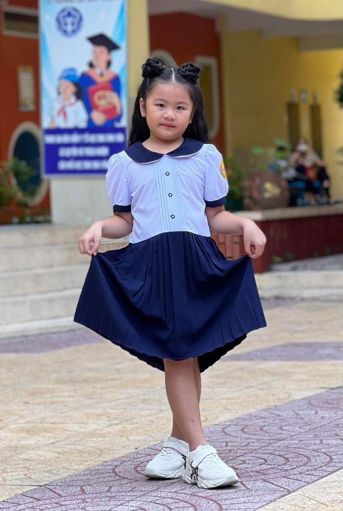 Sao Việt nô nức đưa con đi khai giảng năm học mới