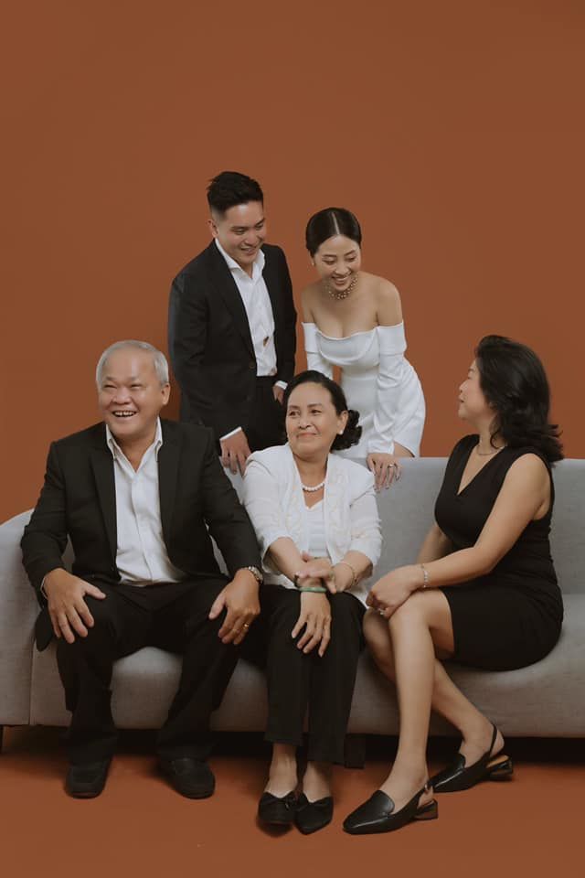 Dàn sao Việt mời bố mẹ vào ảnh cưới: Liêu Hà Trinh nối gót Hà Hồ