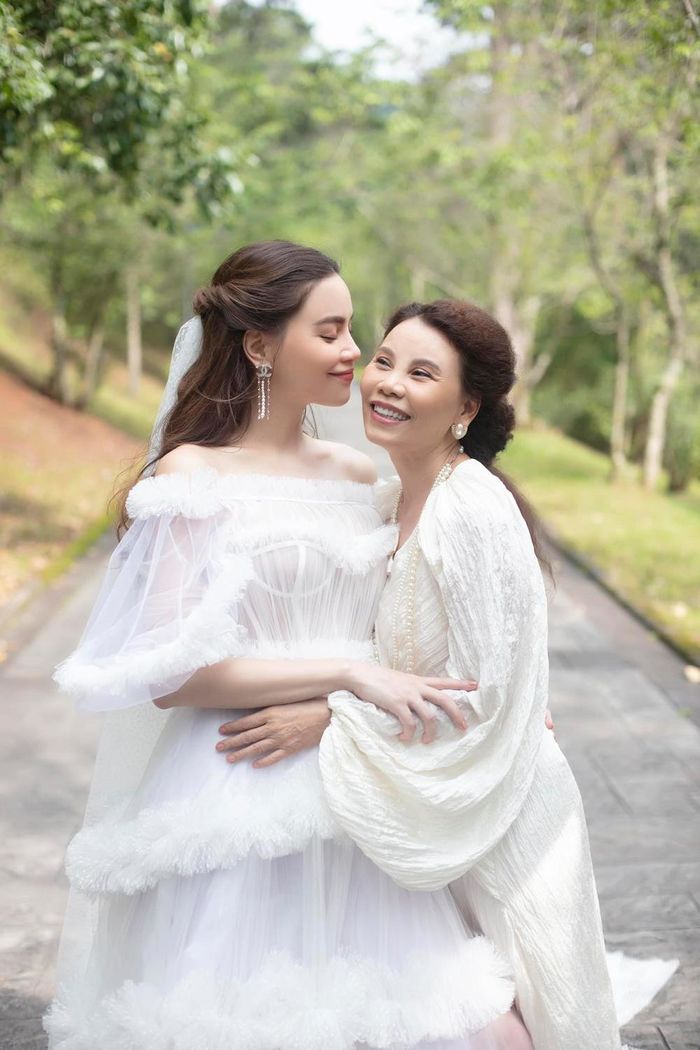 Dàn sao Việt mời bố mẹ vào ảnh cưới: Liêu Hà Trinh nối gót Hà Hồ
