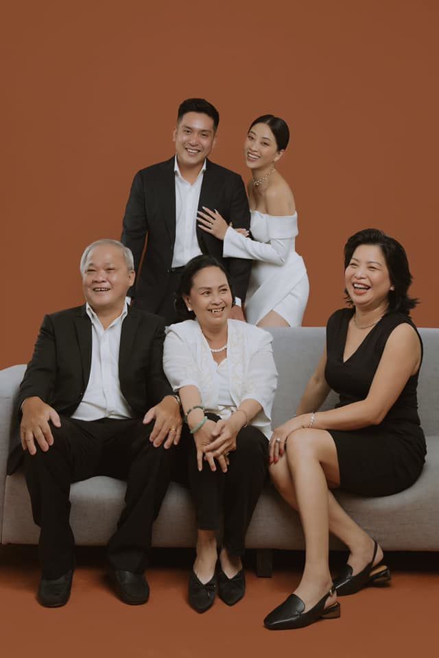 Dàn sao Việt mời bố mẹ vào ảnh cưới: Liêu Hà Trinh nối gót Hà Hồ