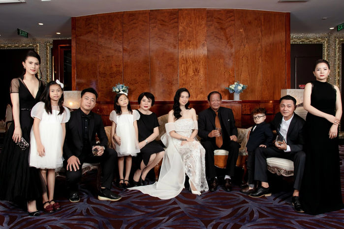 Dàn sao Việt mời bố mẹ vào ảnh cưới: Liêu Hà Trinh nối gót Hà Hồ