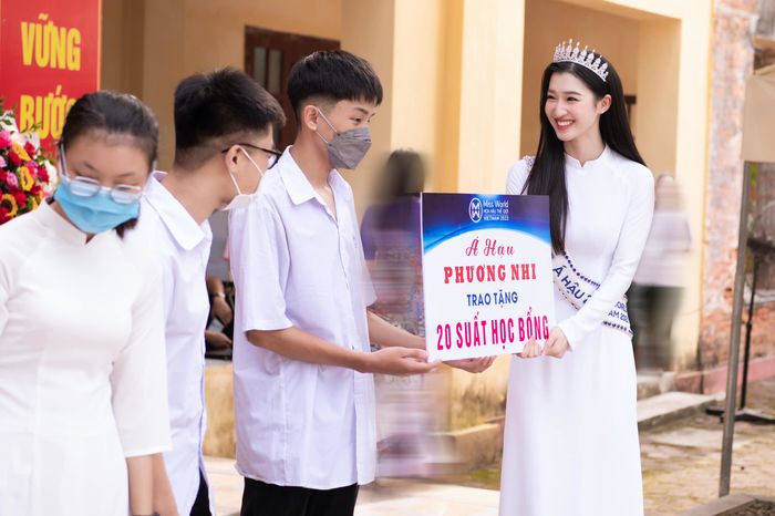 Sao Việt ngày khai giảng: Người thăm thầy cô, người diễn cực sung