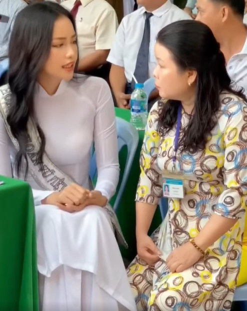 Sao Việt ngày khai giảng: Người thăm thầy cô, người diễn cực sung