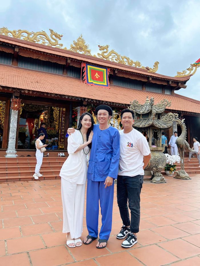 Sao Việt rần rần xả ảnh tươi rói cùng Hoài Linh ở đền thờ Tổ 100 tỷ 