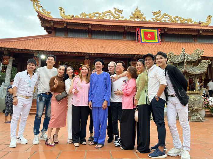 Sao Việt rần rần xả ảnh tươi rói cùng Hoài Linh ở đền thờ Tổ 100 tỷ 