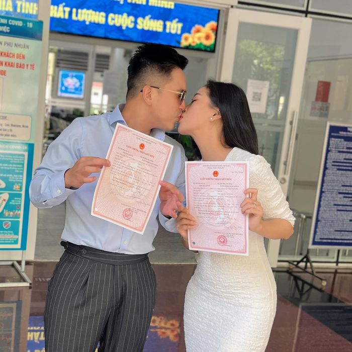 Sao Việt vượt định kiến yêu xa: Nhật Cường 20 năm chưa cưới vẫn bền