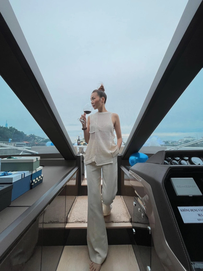 So kè mỹ nhân Việt khoe sắc trên du thuyền: Đông Nhi sắc vóc nuột nà