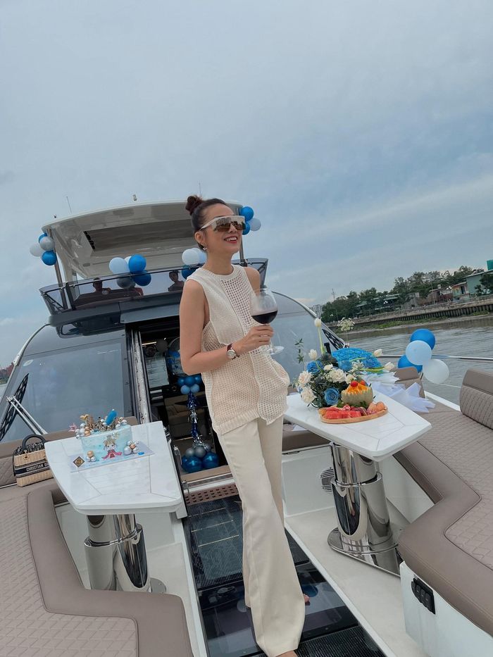 So kè mỹ nhân Việt khoe sắc trên du thuyền: Đông Nhi sắc vóc nuột nà