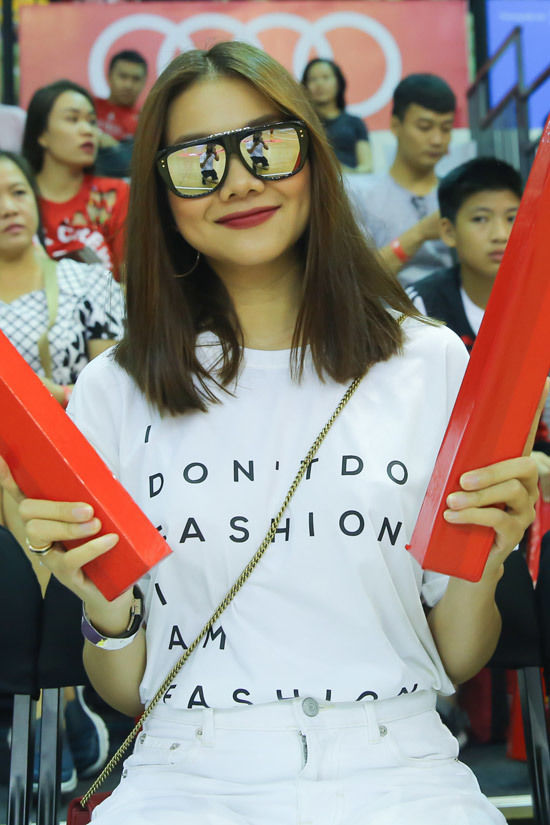 Style đi xem bóng rổ của dàn sao Việt: Phương Ly như idol Kpop