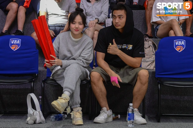 Style đi xem bóng rổ của dàn sao Việt: Phương Ly như idol Kpop
