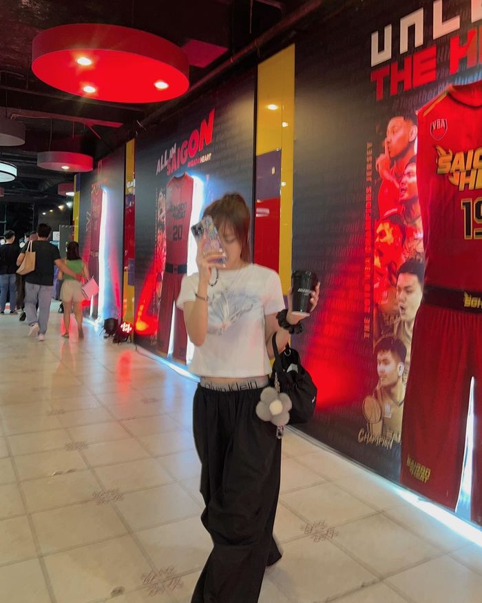 Style đi xem bóng rổ của dàn sao Việt: Phương Ly như idol Kpop