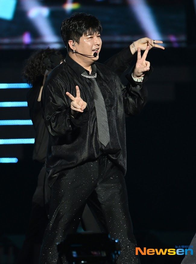 Sự cố cười ra nước mắt của idol khi diễn: Shin Dong rơi cả răng giả