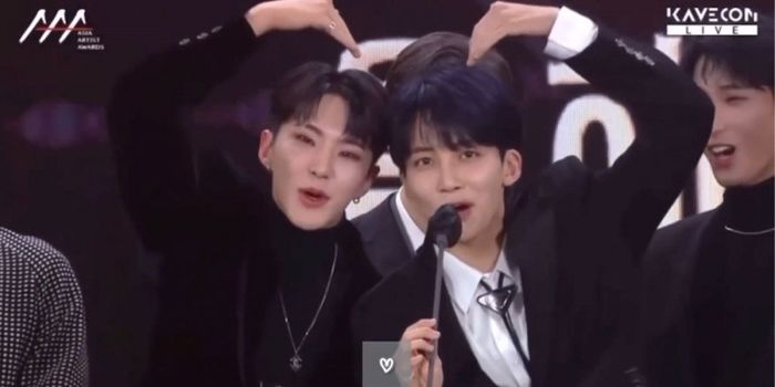 Sự cố cười ra nước mắt của idol khi diễn: Shin Dong rơi cả răng giả