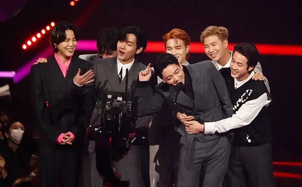 Sự cố cười ra nước mắt của idol khi diễn: Shin Dong rơi cả răng giả