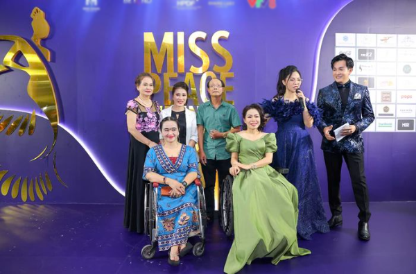 Thật như đùa: Đặng Thu Thảo từng trả vương miện nay đội đi sự kiện