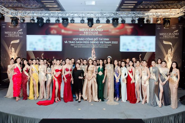 Thí sinh Miss Grand Vietnam bắn tiếng Anh trong phần thi hùng biện